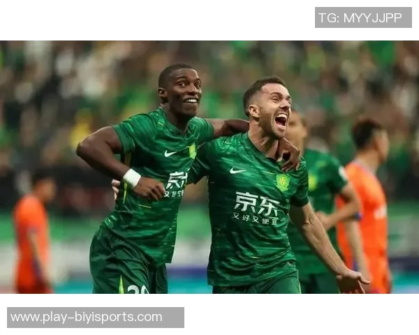 北看台球迷用手电筒拼出冠军奖杯形状为国安加油助威亚冠二国安战麦克阿瑟