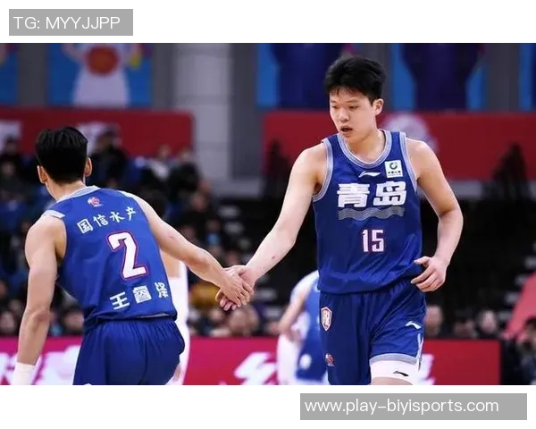 杨瀚森与阿夫迪亚场边亲密互动引发球迷热议